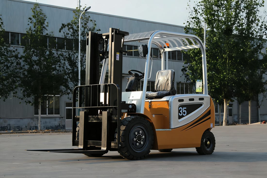 SDSG electric forklift, front three-quarter view