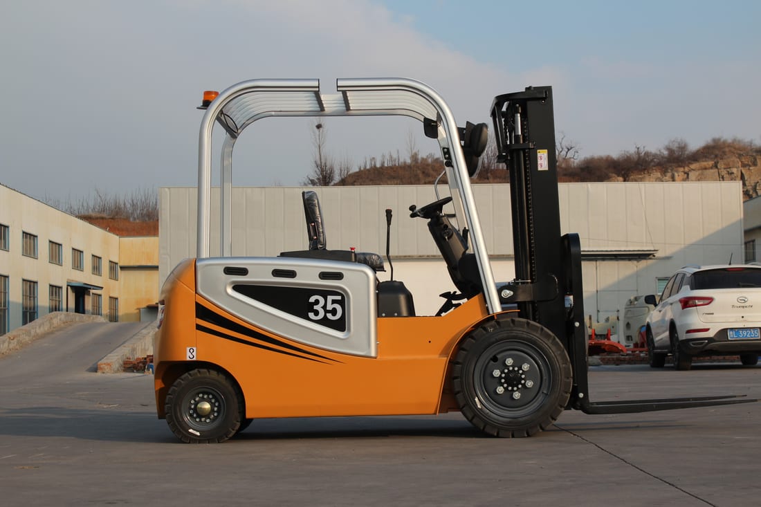 SDSG electric forklift, side view