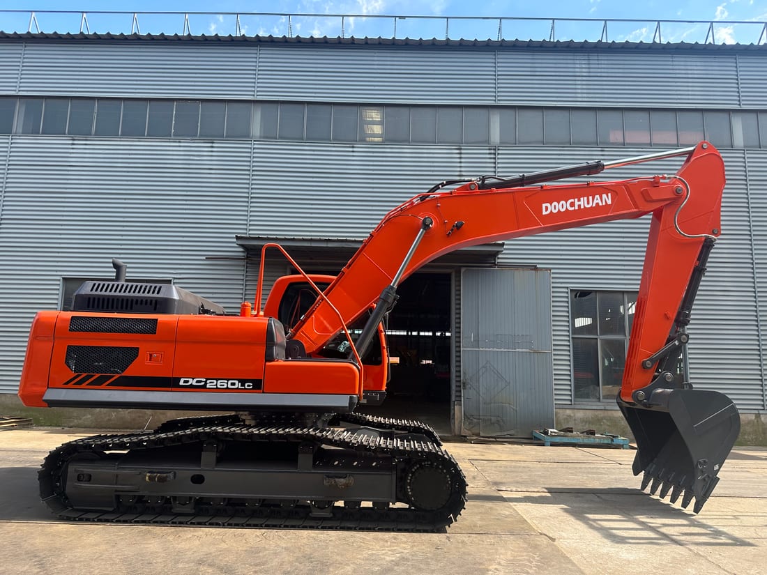 SDSG DC260LC crawler excavator, side view