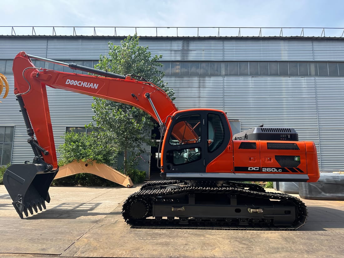 SDSG DC-series crawler excavator, three-quarter view