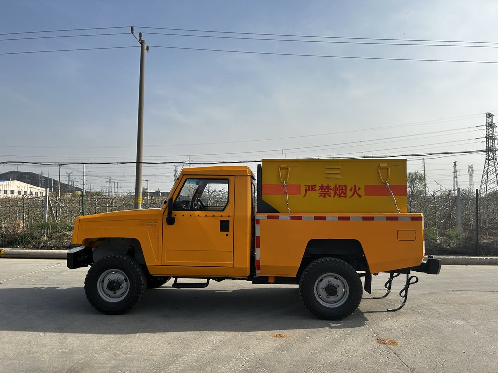 SDSG FCB-1.5 explosive transport truck side view
