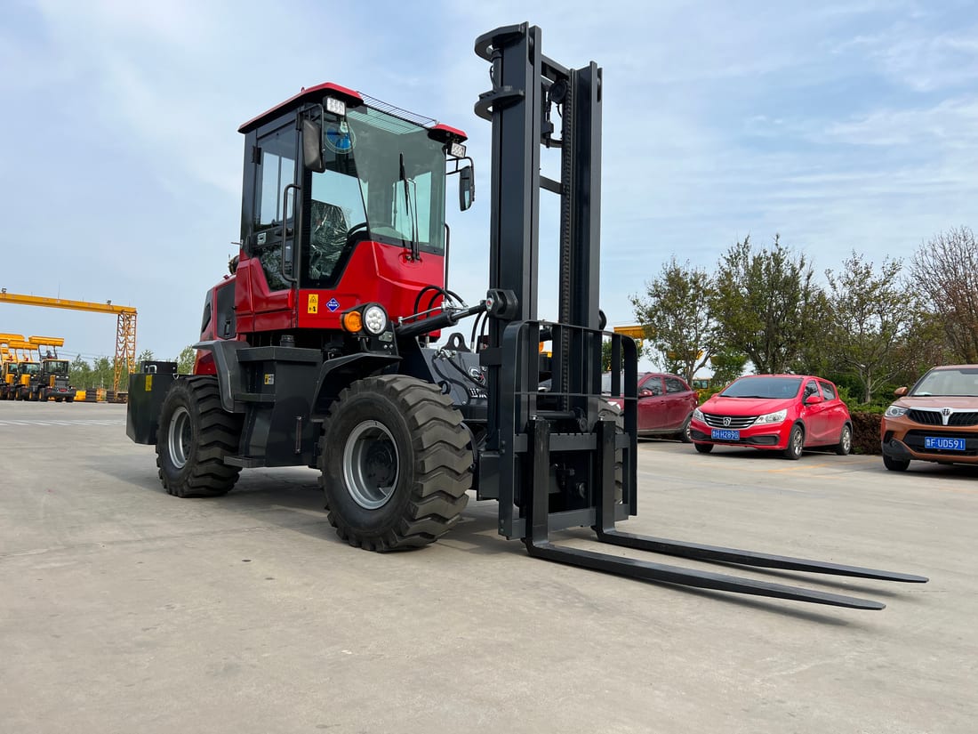 SDSG 4WD rough terrain forklift, front three-quarter view