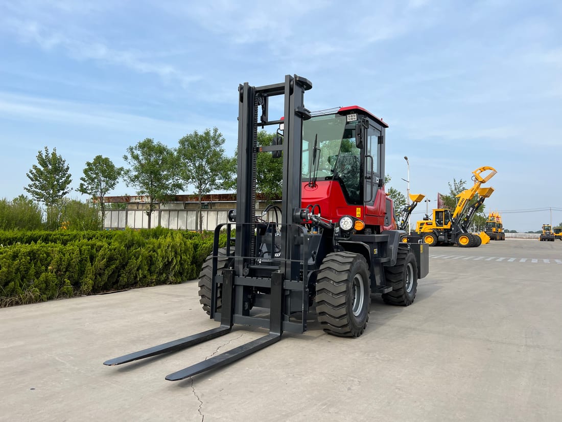 SDSG rough terrain forklift, side view