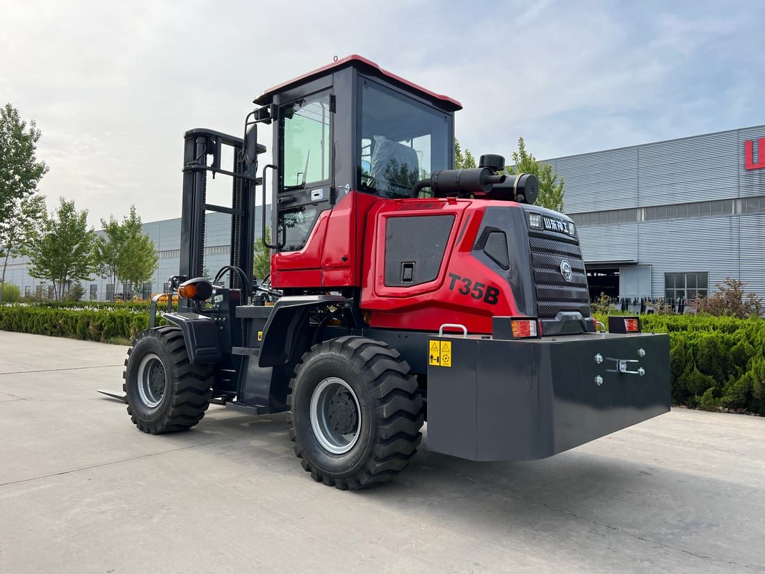 SDSG rough terrain forklift, rear three-quarter view
