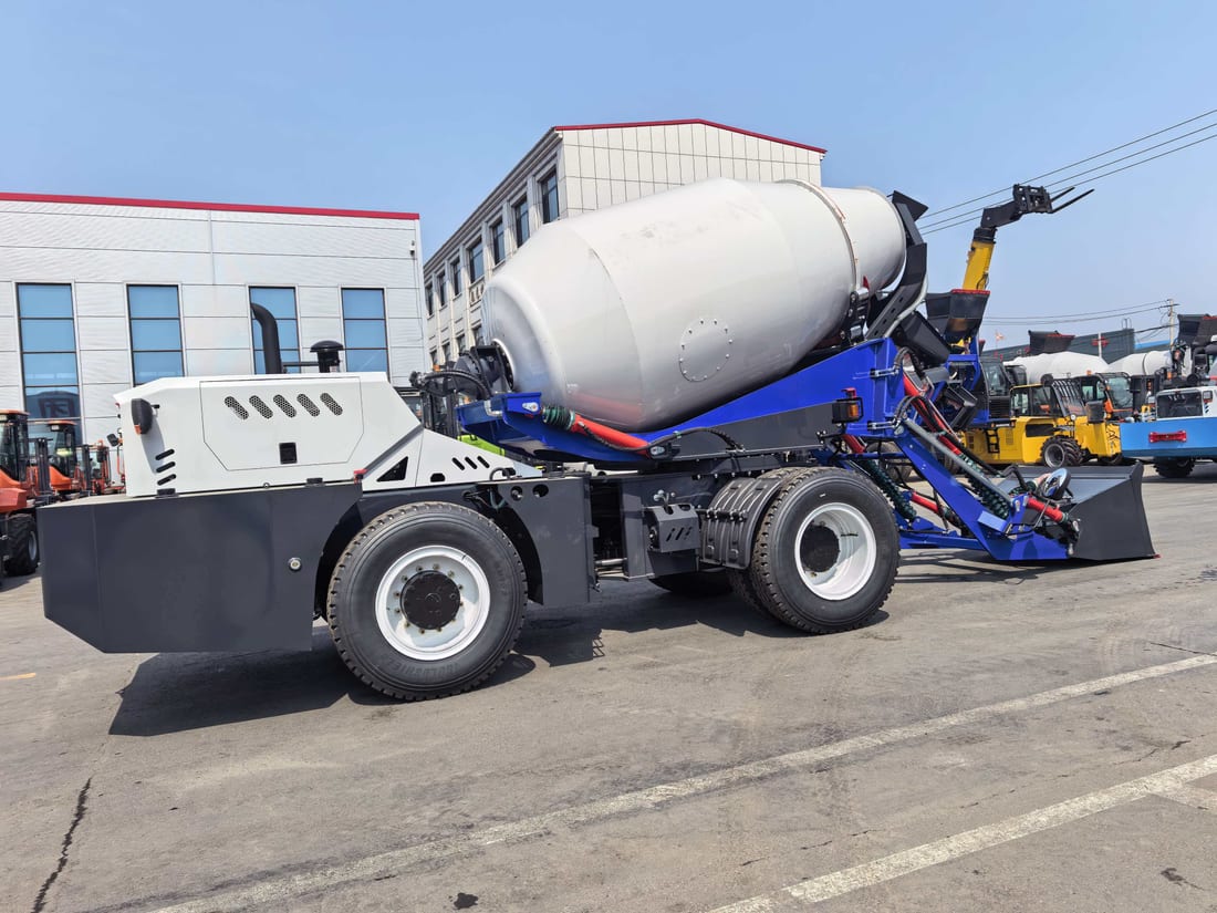 SDSG self-loading concrete mixer, side view