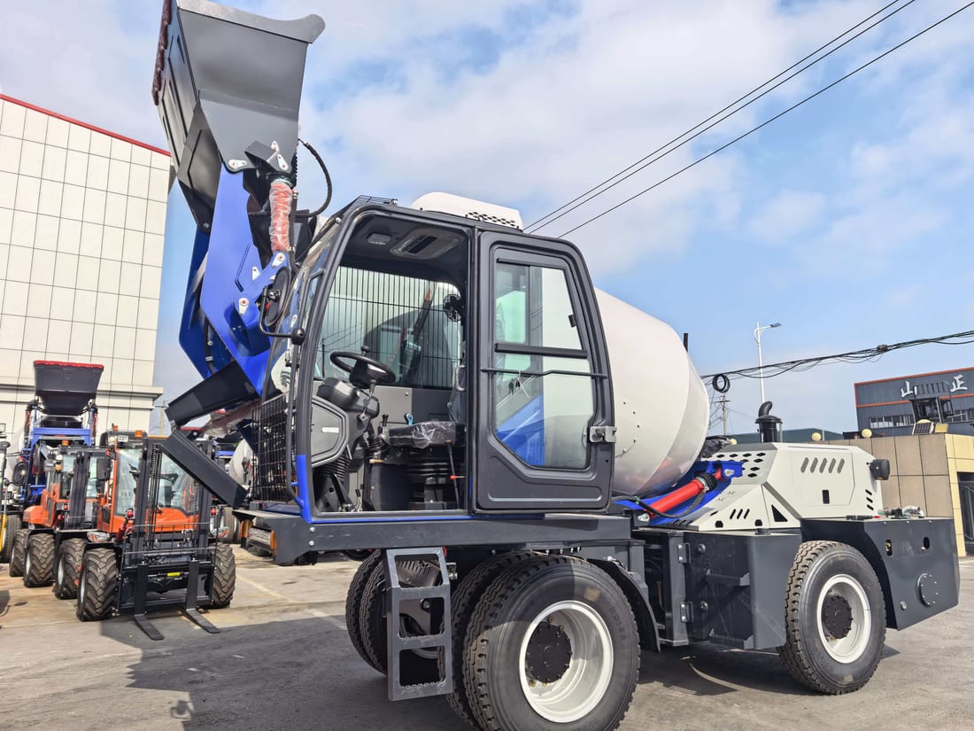 SDSG self-loading concrete mixer with drum, three-quarter view